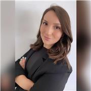 Profesora titulada en derecho y dos Másters especializados.